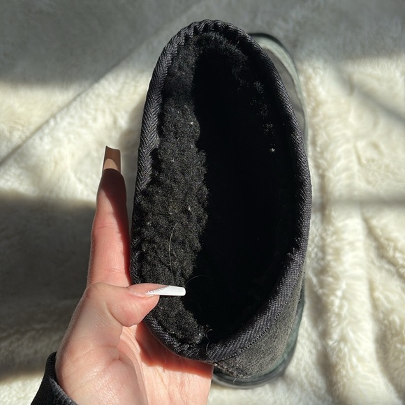 UGG Classic Short Boots – Size 8 | Shearling Lined | Cozy Winter Staple | - Picture 6 of 10